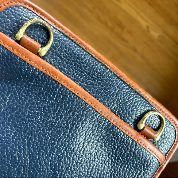 Vintage 90’s Liz Claiborne Pebbled Leather Zip Around Crossbody - Picture 5 of 16